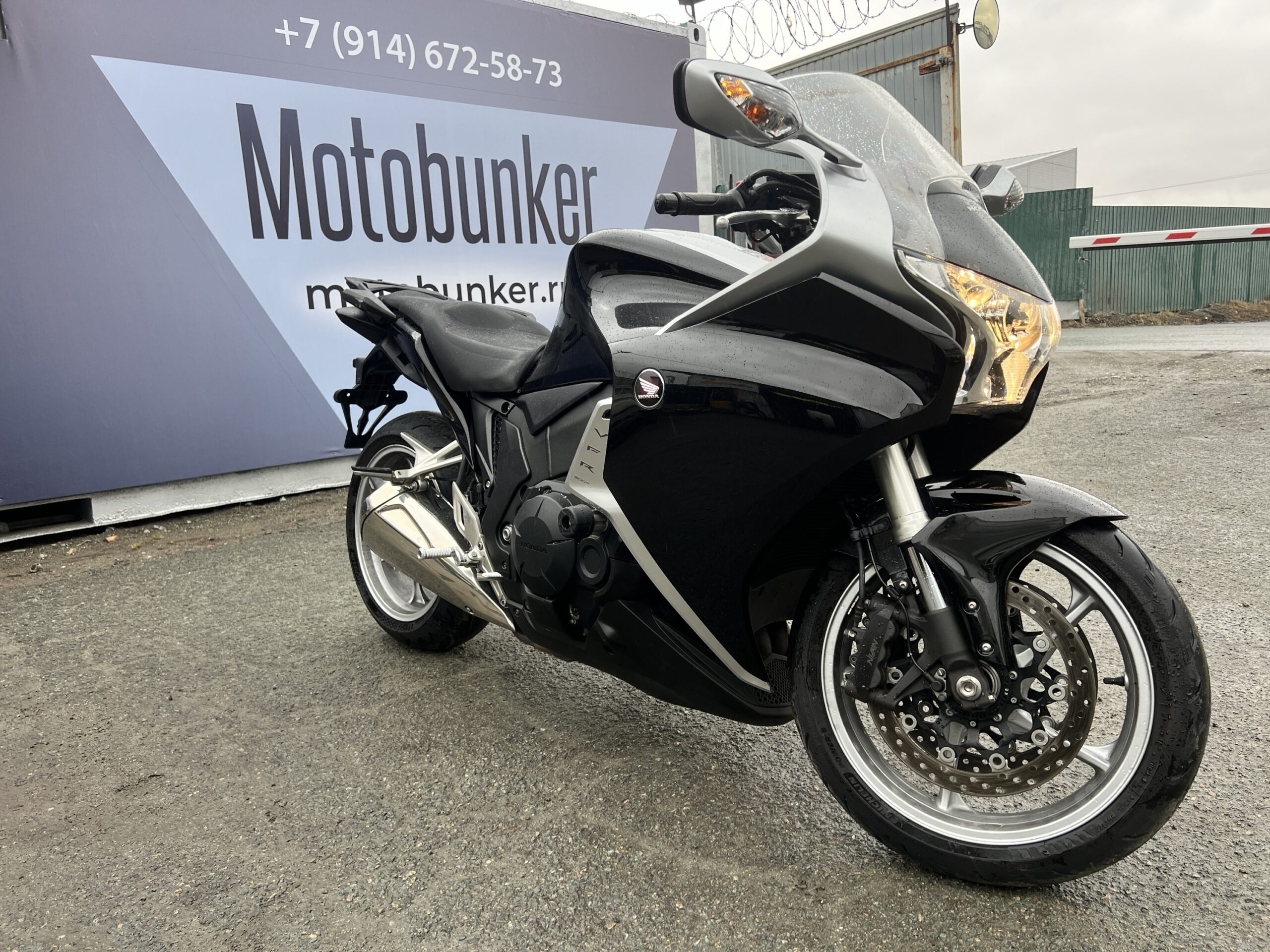 HONDA  	VFR1200F